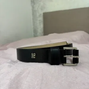 Steve Madden original crni kaiš – minimalistički