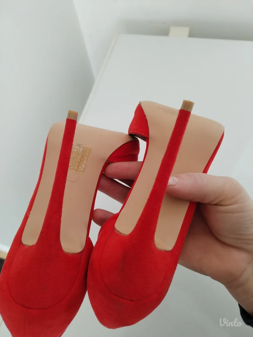 Koralno crvene salonke