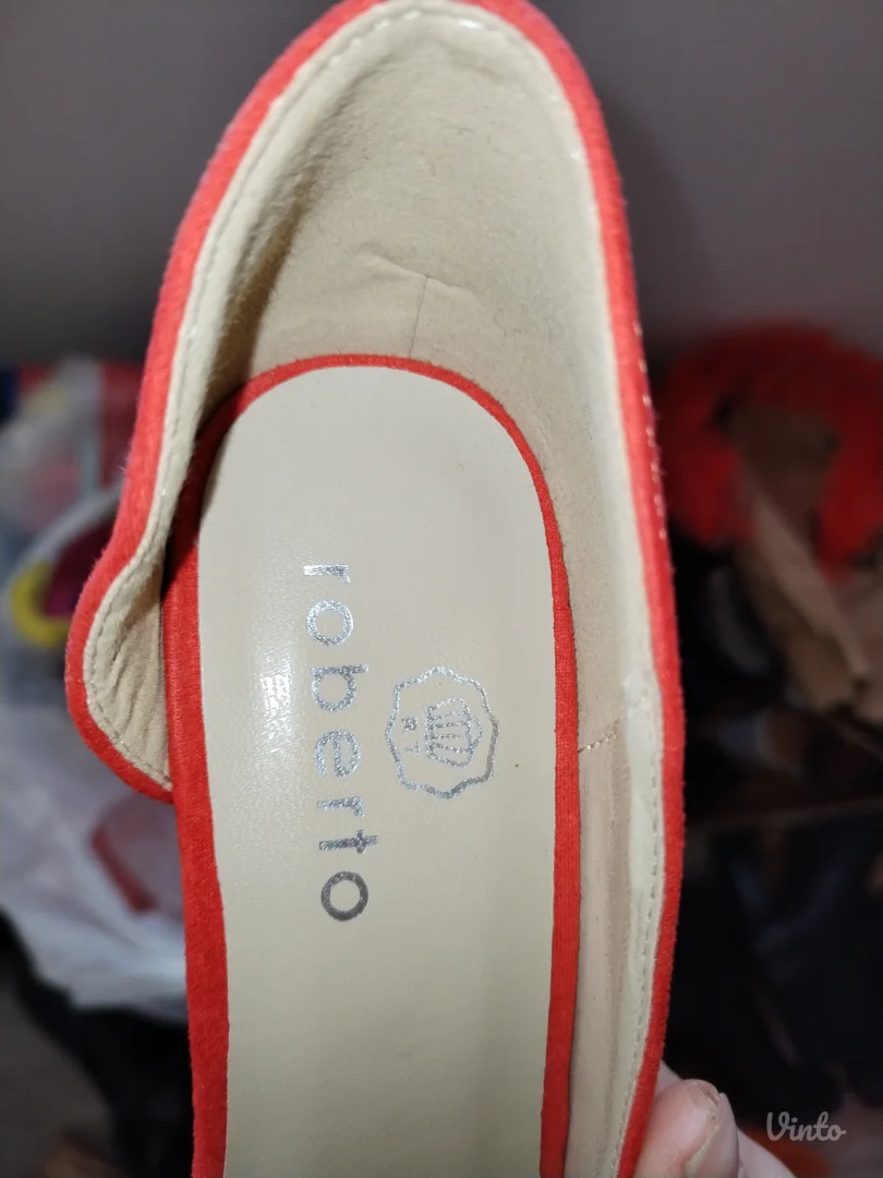 Koralno crvene salonke