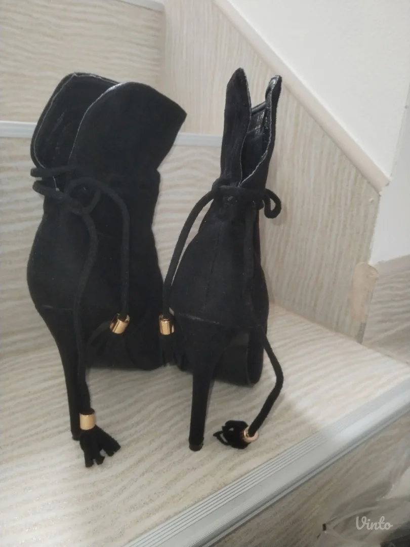 Polucizme na štiklu