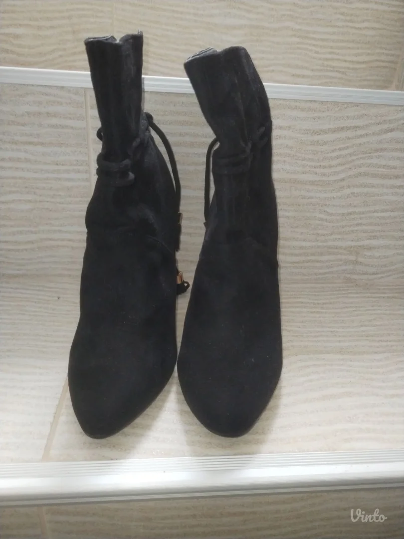 Polucizme na štiklu