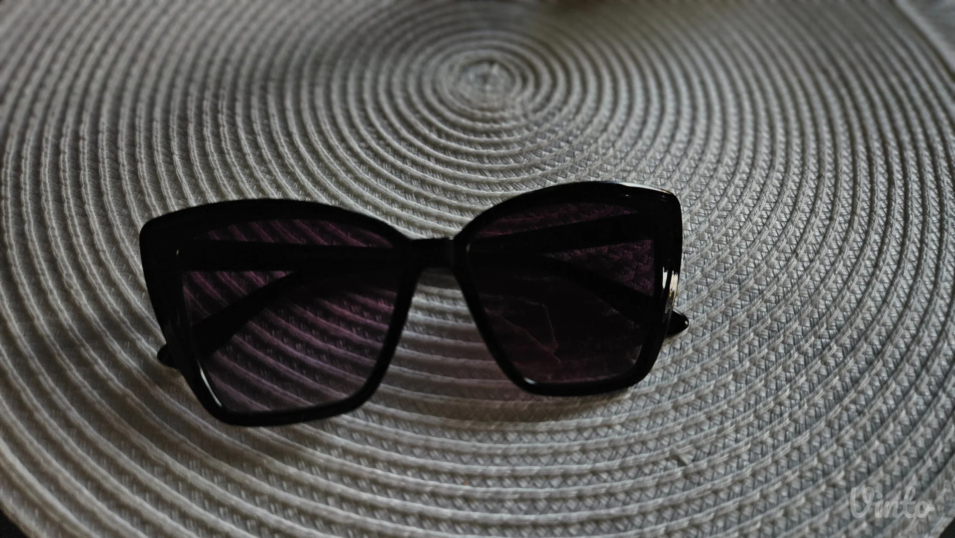 Crne sunčane naocare