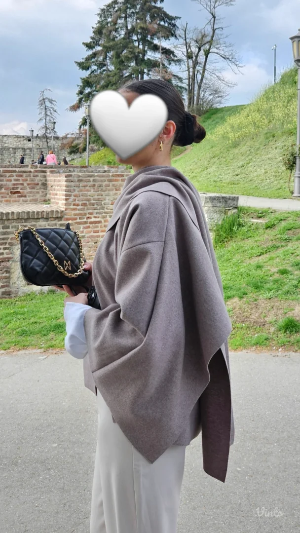 Elegantna pelerina sa šalom