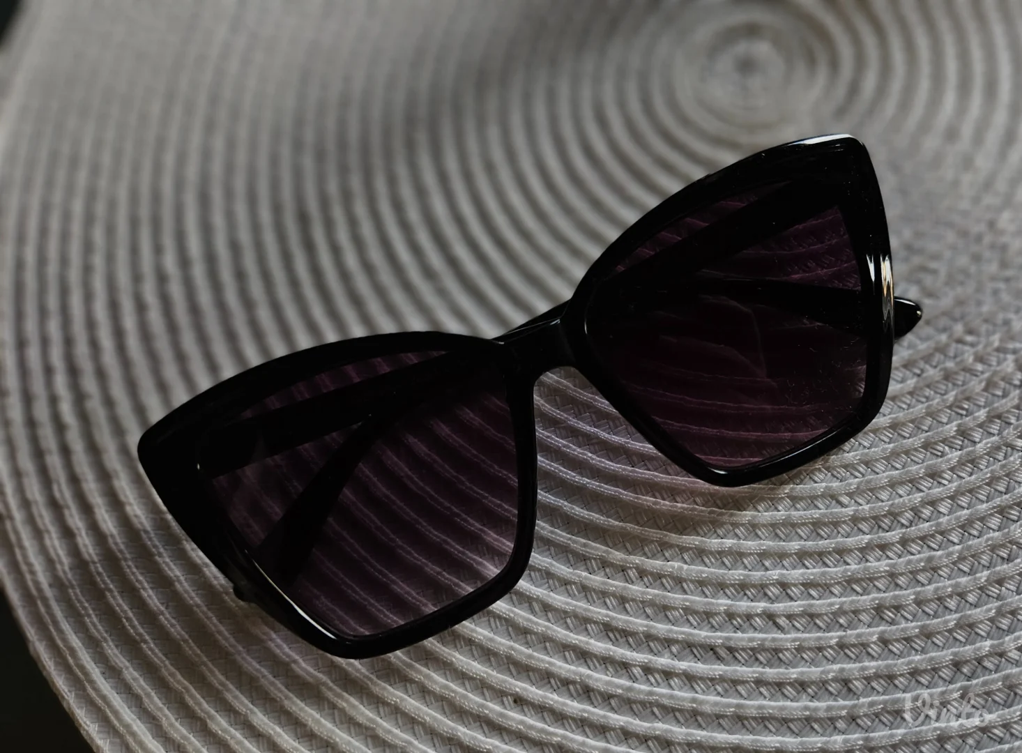 Crne sunčane naocare