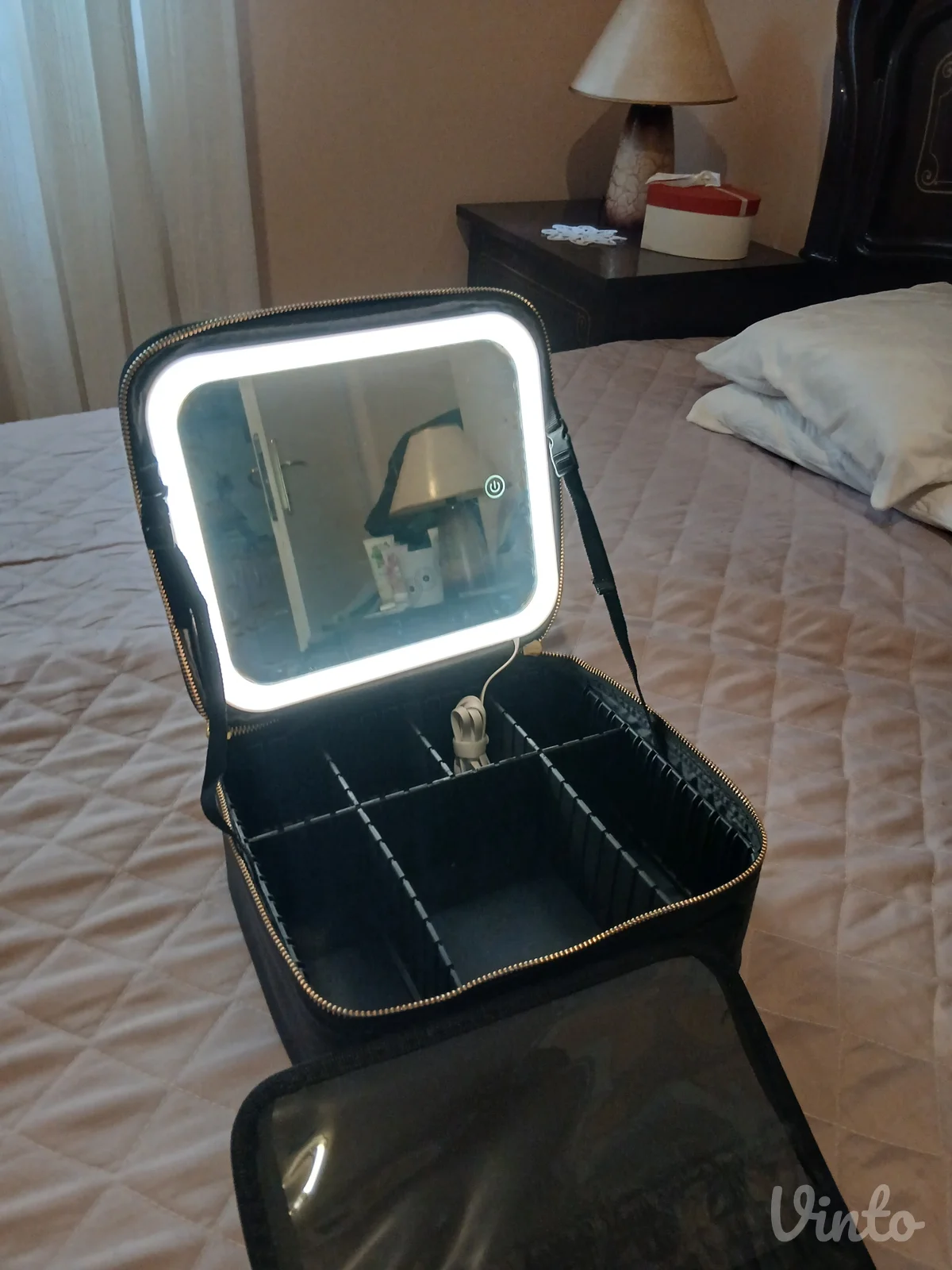 Neseser za šminku sa LED osvetljenjem