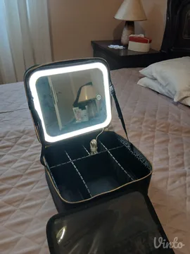 Neseser za šminku sa LED osvetljenjem
