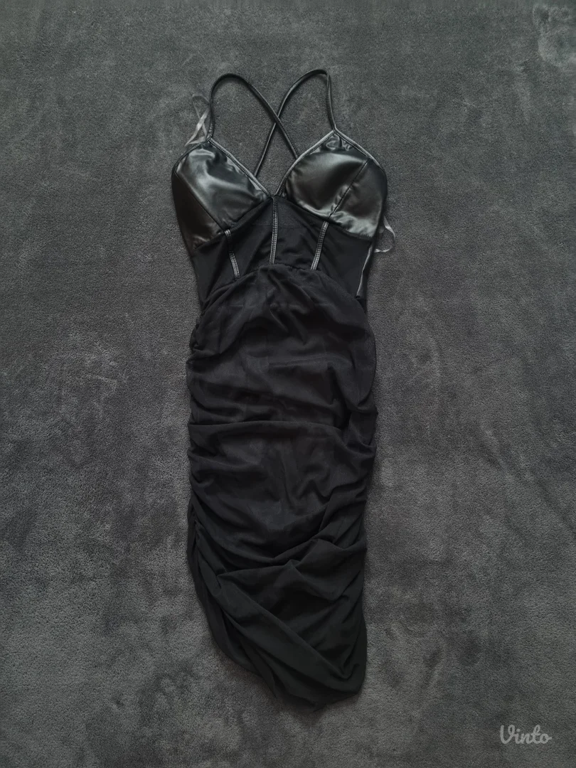 Crna sexy haljinica S