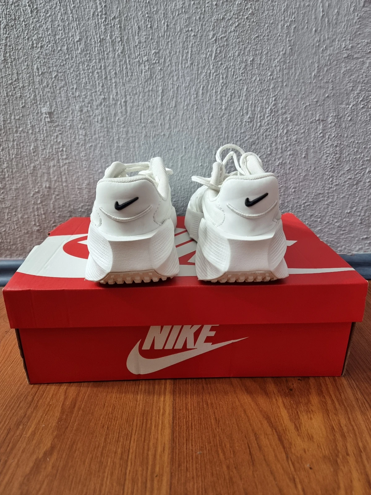 Nike Aura Edge zenske patike br.39