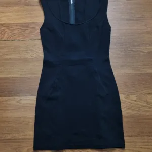 Mala crna haljina S