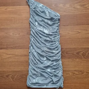 Haljina na jedno rame Zara S