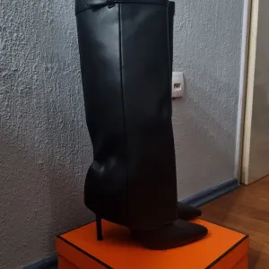 Viralne cizme na stiklu br.39