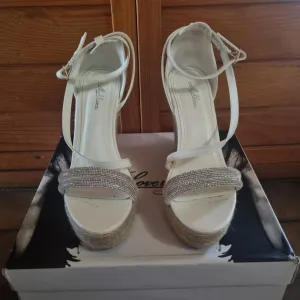 Sandale na platformu br.39