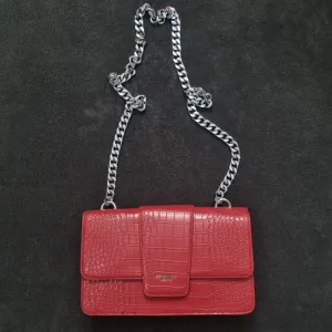 Crvena torbica Opposite