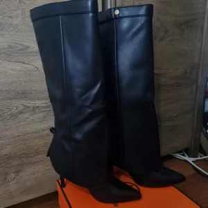 Cizme na stiklu viralne br.39