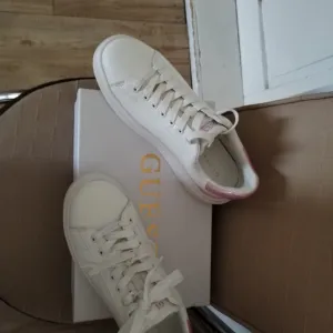 Guess ženske patike