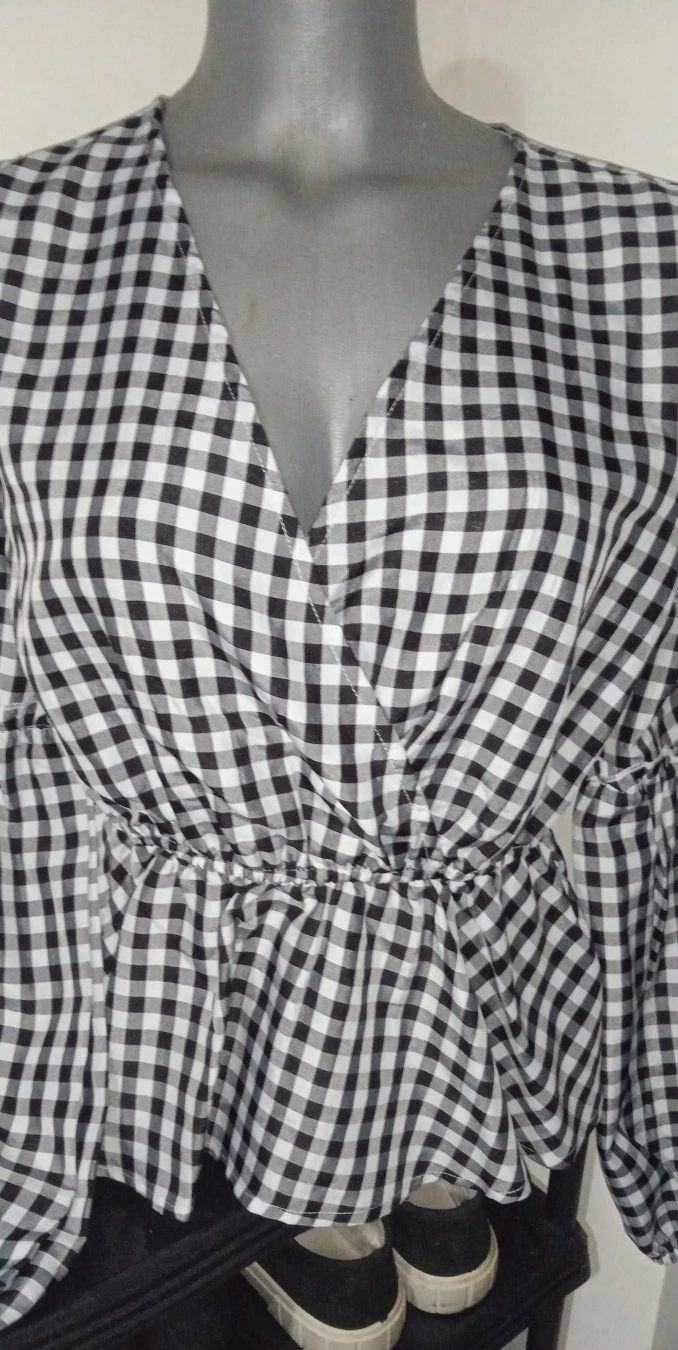 NOVA SHEIN karirana peplum bluza sa puf rukavima (M)