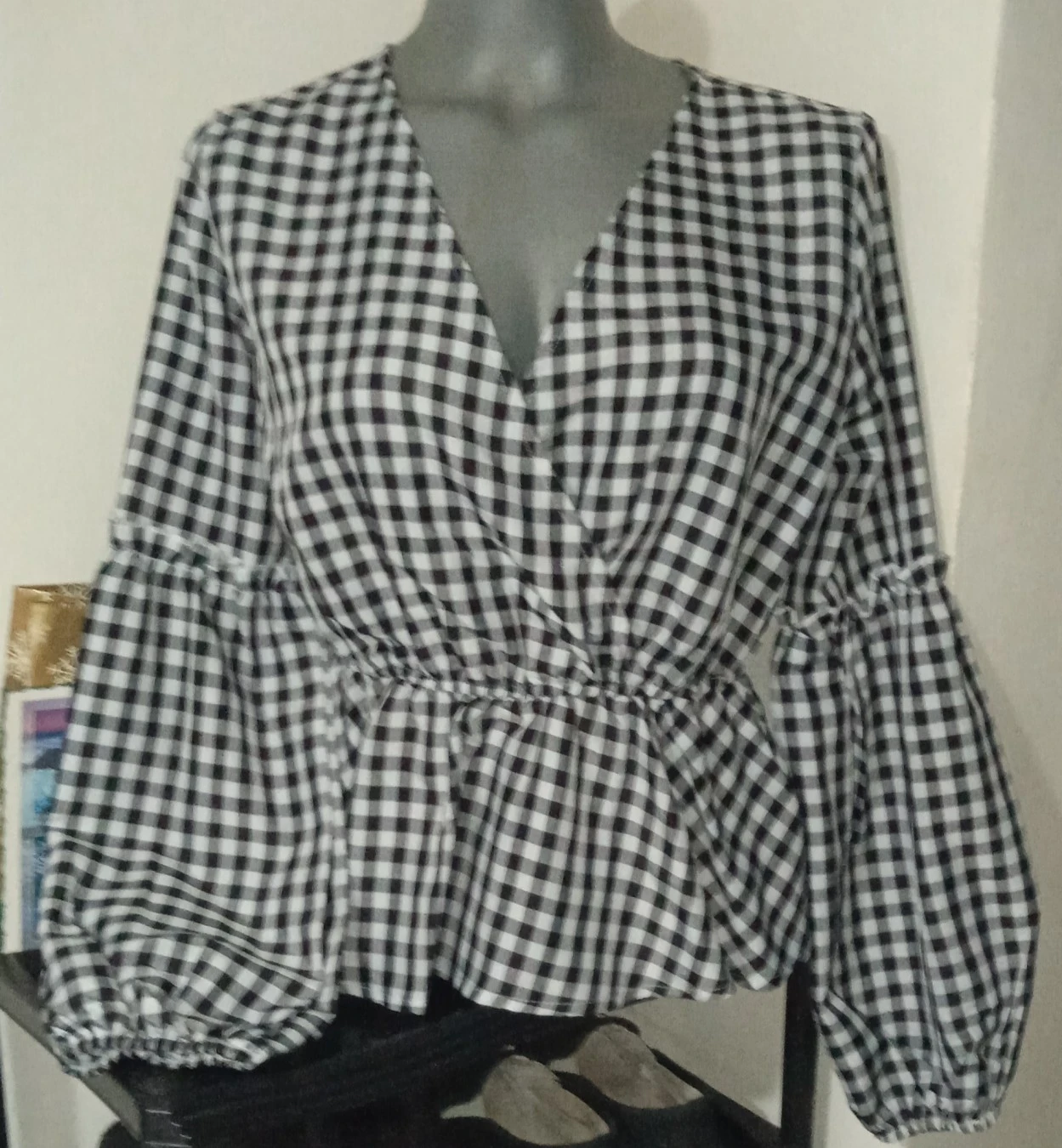 NOVA SHEIN karirana peplum bluza sa puf rukavima (M)