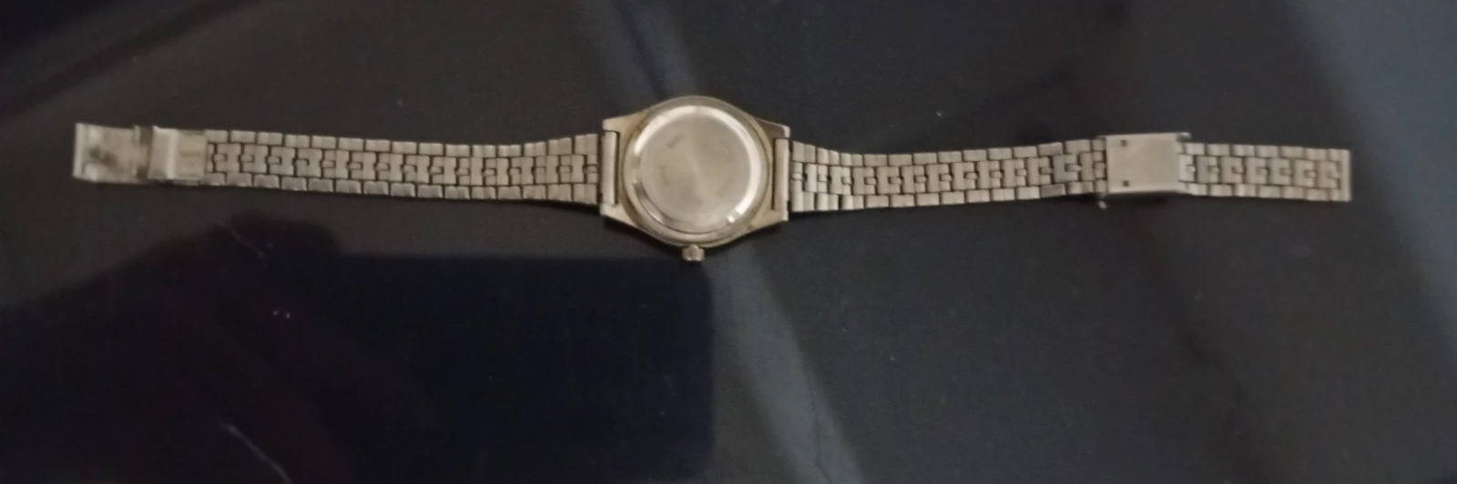 RETRO Elegantan Ženski Sat / Crni Ciferblat sa Cirkonima