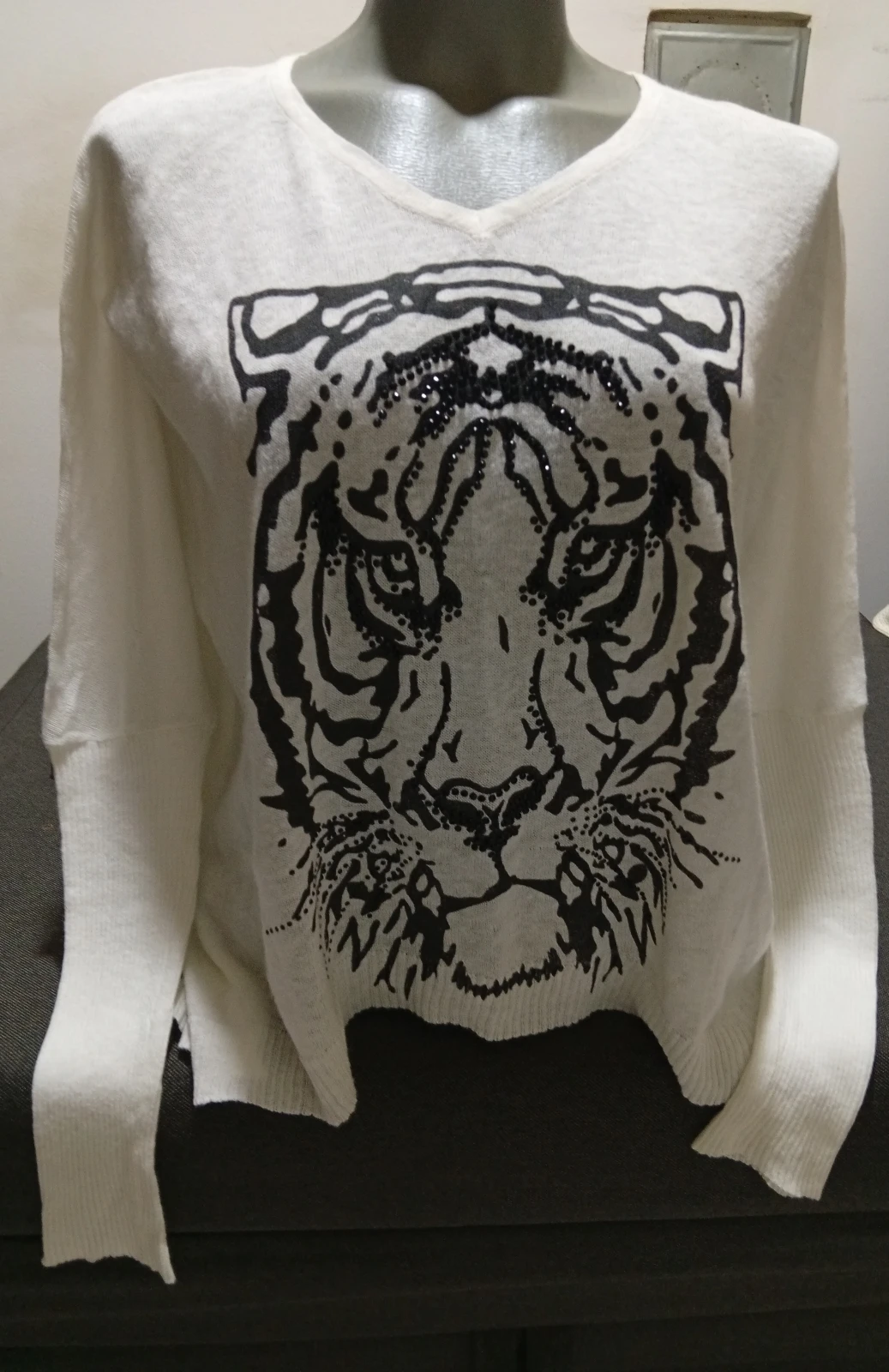 Voyelles bela oversized bluza sa tigrom i cirkonima