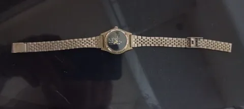 RETRO Elegantan Ženski Sat / Crni Ciferblat sa Cirkonima