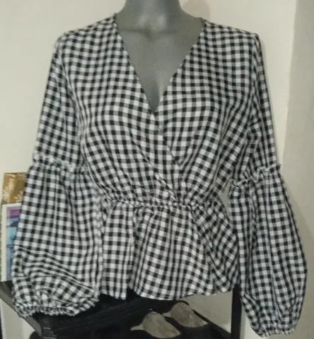 NOVA SHEIN karirana peplum bluza sa puf rukavima (M)