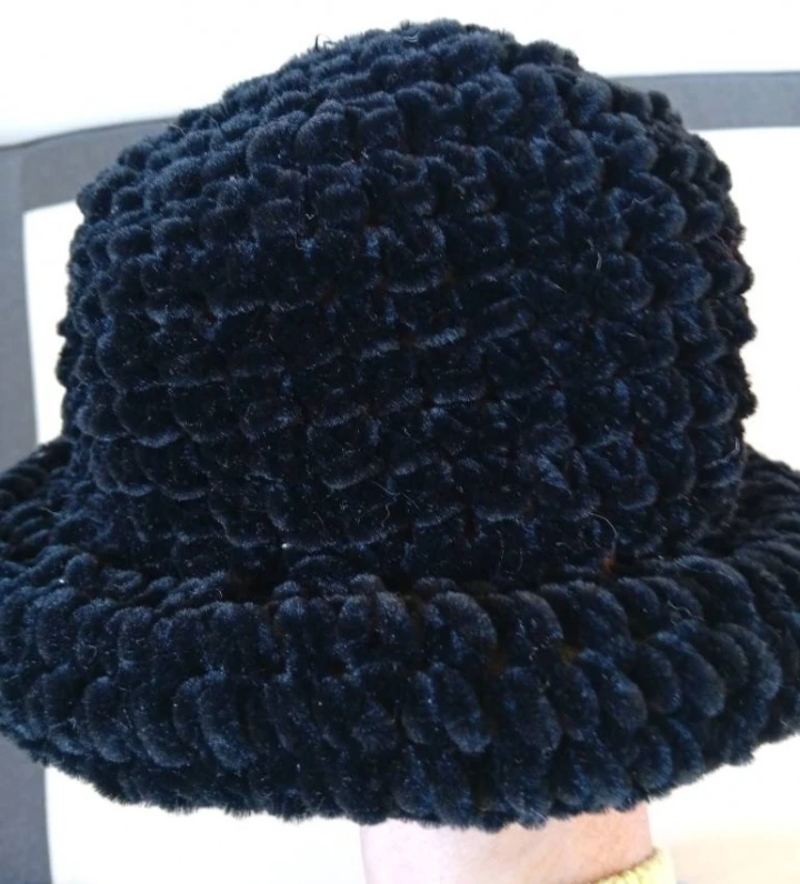 Vintage crni plišani komplet ŠAL (230cm) + ŠEŠIR (90s / Chenille)
