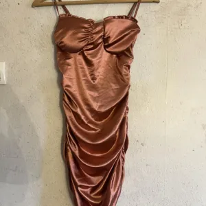 Metalik roze haljina