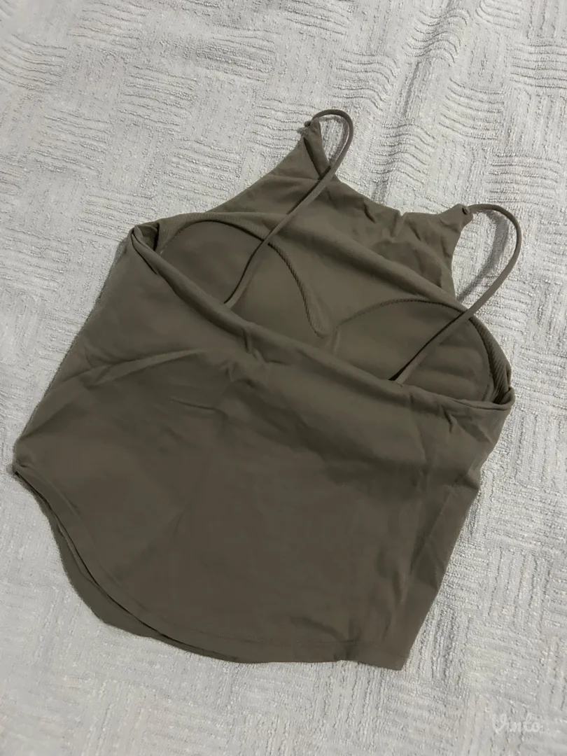 Majica braon boje sa dodacima