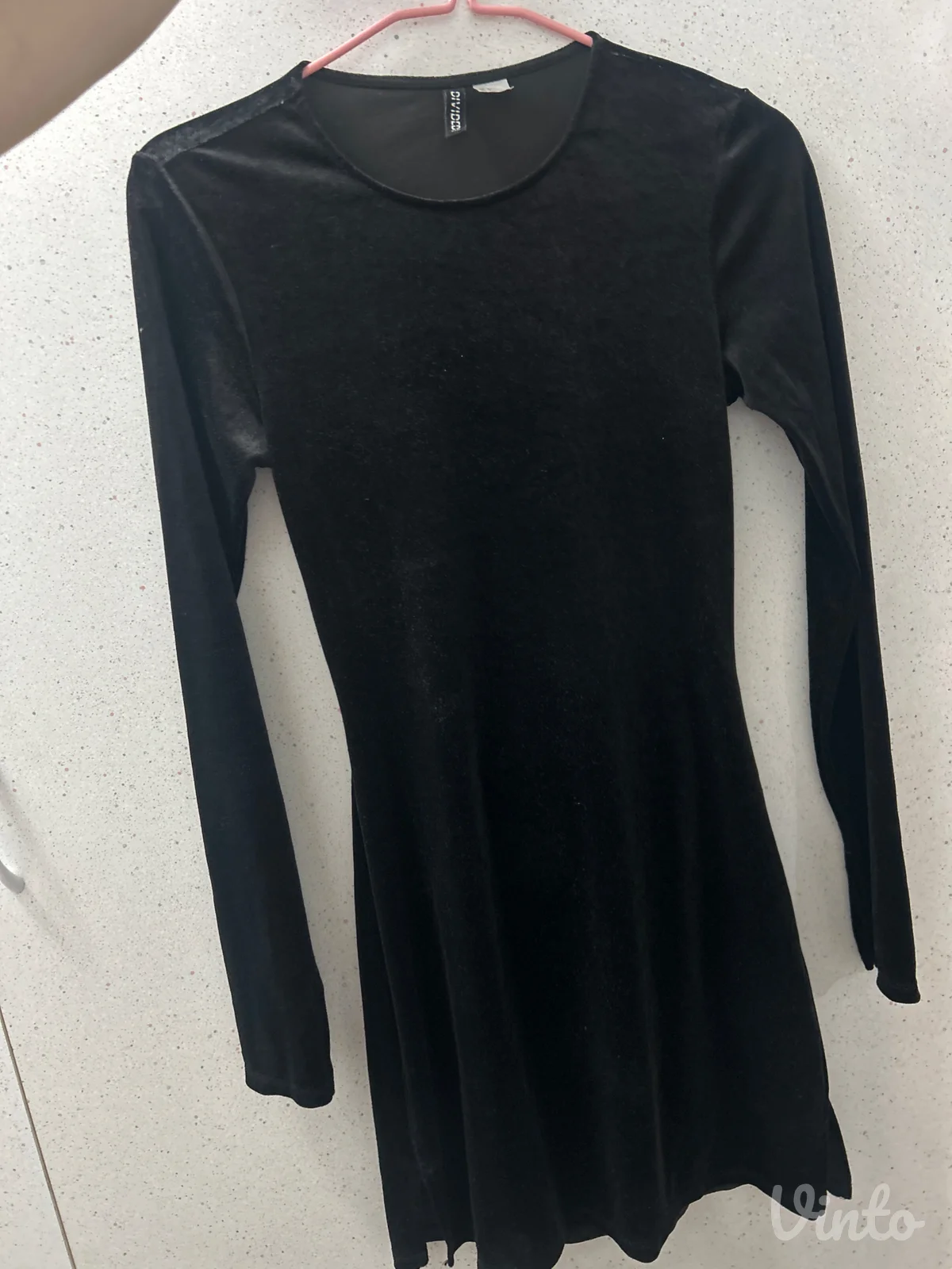 Crna H&M haljina sa lančićem na leđima