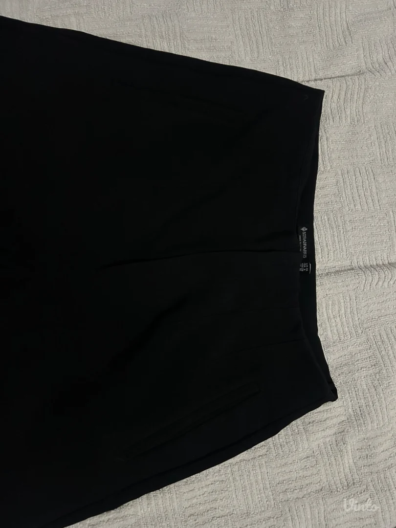 Stradivarius pantalone crne