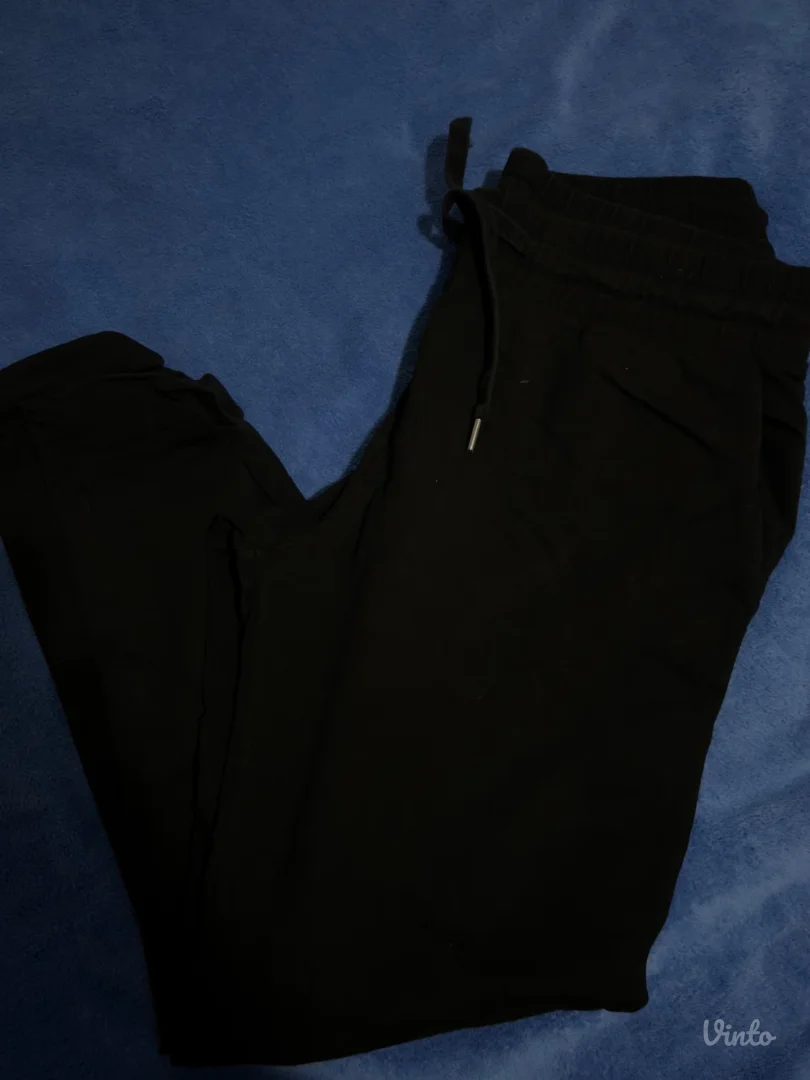 Teranova crna trenerka