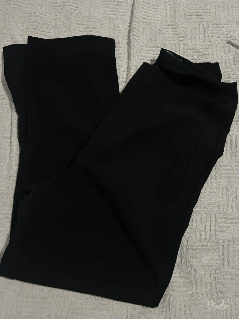 Stradivarius pantalone crne