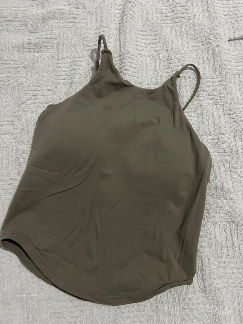 Majica braon boje sa dodacima