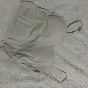 Majica bele boje