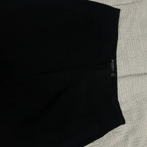 Stradivarius pantalone crne