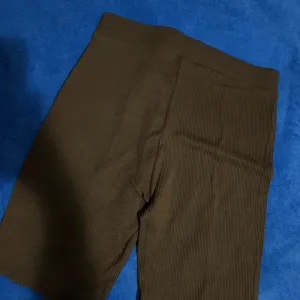 Bershka biciklisticke braon boje