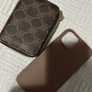 Maska i novcanik braon boje