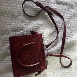 Bordo torbica sa kaisem