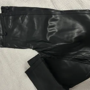 Stradivarius pantalone eko koza