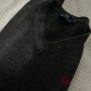 Fred perry sivi dzemper