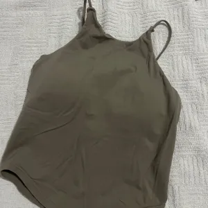 Majica braon boje sa dodacima