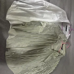 Zara kosulje- obe u paketu 2500