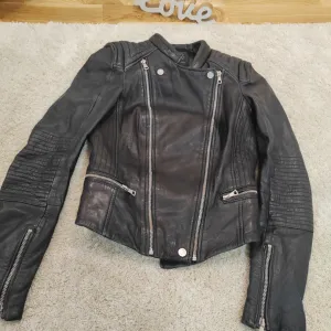 Zara kožna jakna