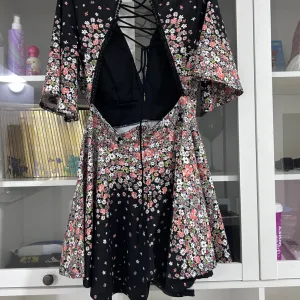 Kombinezon sa pertlanjem na ledjima