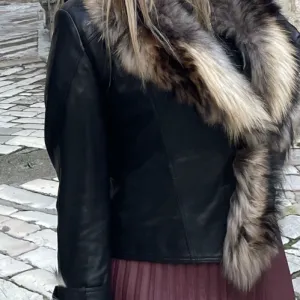 Crna kožna jakna sa pravim krznom