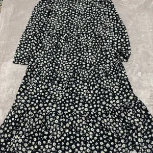 Crna cvetna haljina