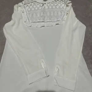 Bela kosuljica sa cipkom