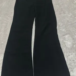 Crne elegantne zvonaste pantalone