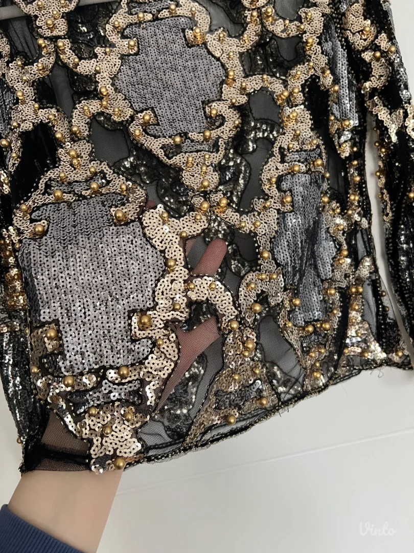 Crna bluzica sa paricama