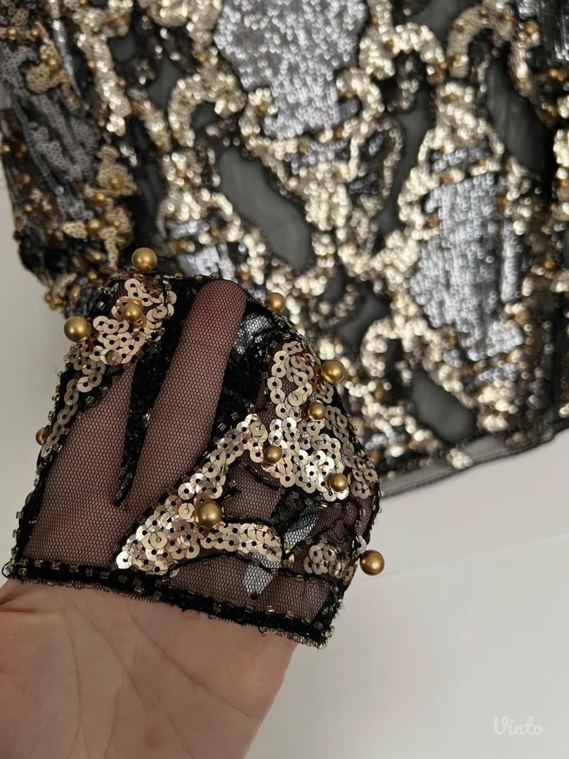 Crna bluzica sa paricama